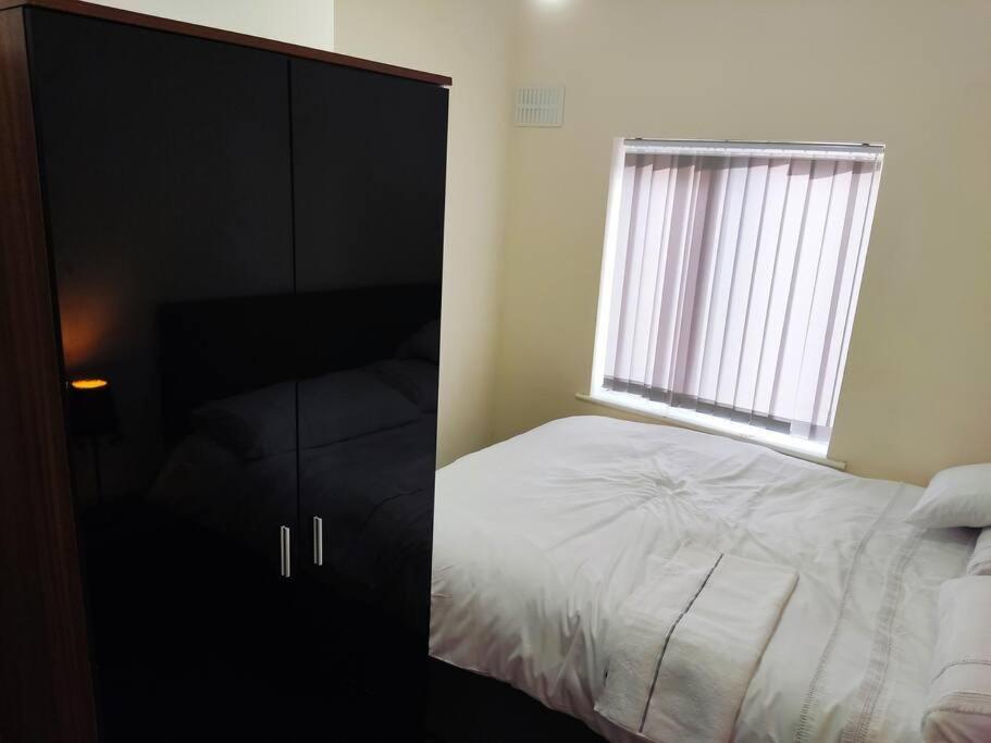 Cheerful 2-Bedroom Home With Off Street Parking แบล็คพูล ภายนอก รูปภาพ