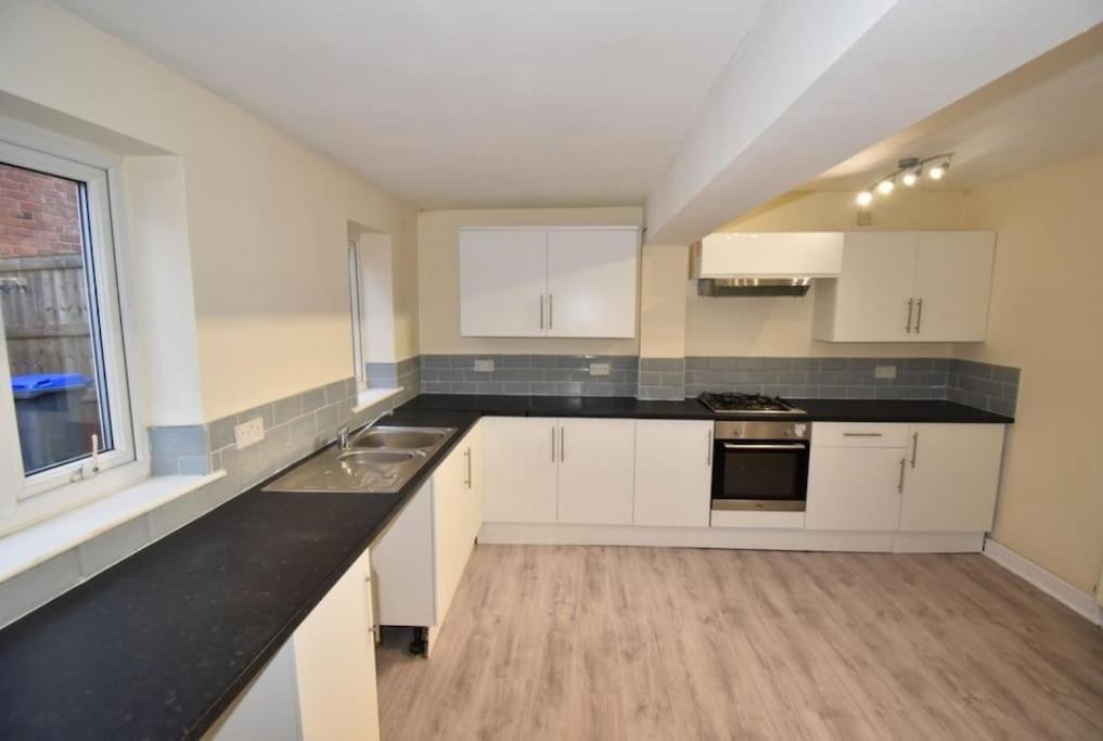 Cheerful 2-Bedroom Home With Off Street Parking แบล็คพูล ภายนอก รูปภาพ