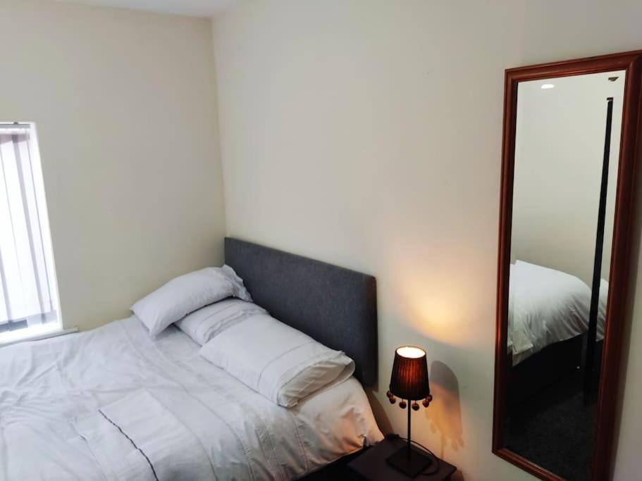 Cheerful 2-Bedroom Home With Off Street Parking แบล็คพูล ภายนอก รูปภาพ