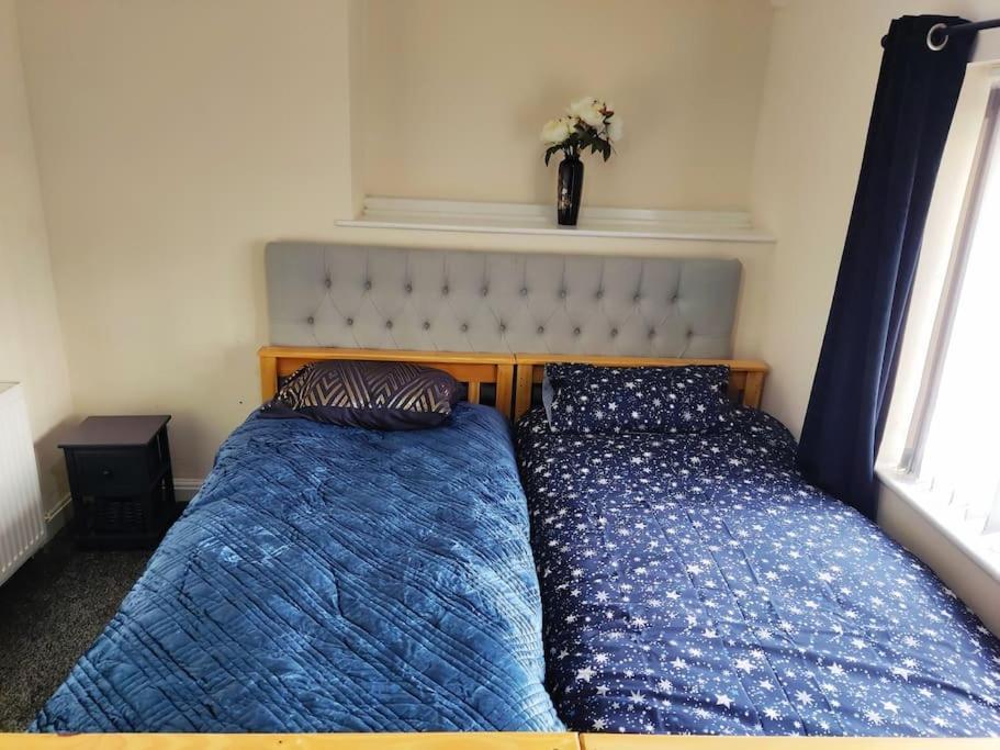 Cheerful 2-Bedroom Home With Off Street Parking แบล็คพูล ภายนอก รูปภาพ